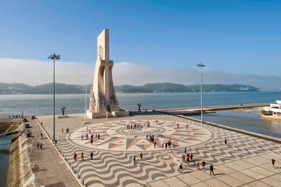 Lisbon: Private Christmas Lights Tour by Eco Tuk Tuk - What to bring, dress for cold wind, and pack light