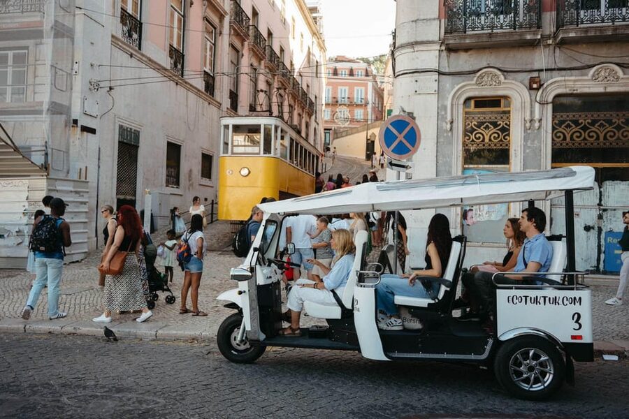 Lisbon: Private Christmas Lights Tour by Eco Tuk Tuk - San Pedro de Alcântara viewpoints and Commerce Square photo moments