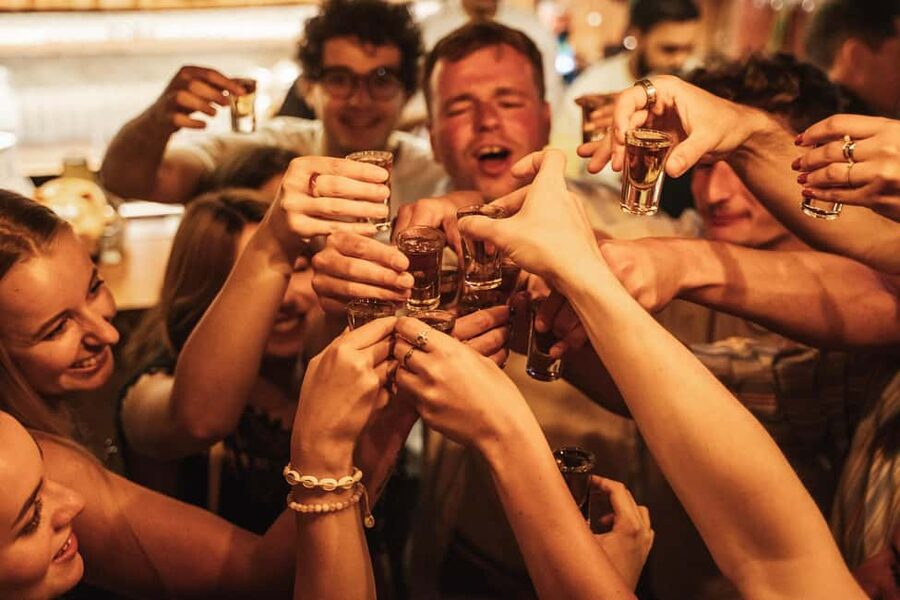 Lisbon: Private Dark History Walking Tour with Drinks - Entering the night at Largo do Carmo (and finding your guide fast)