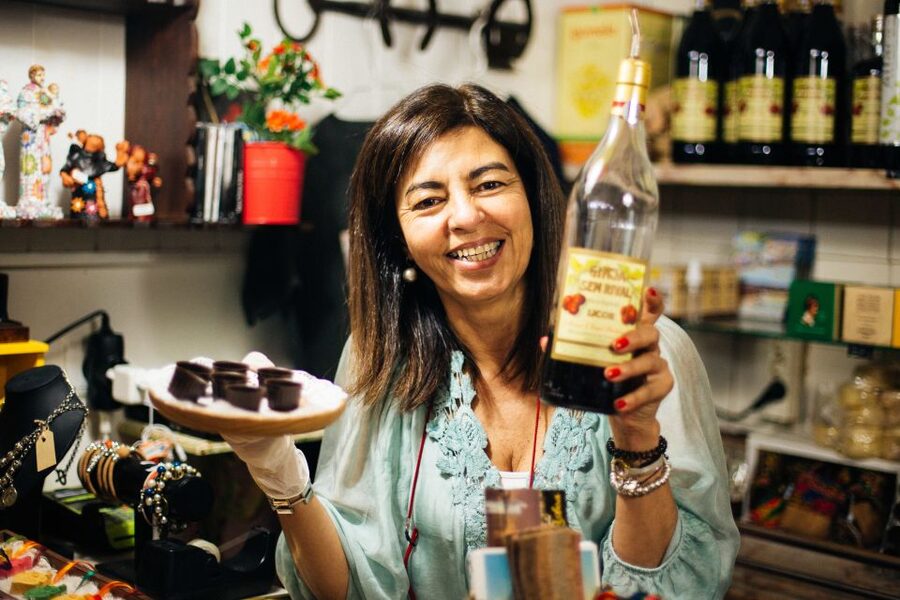 Lisbon: Private Evening Tour with Drinks & Bites in Alfama - Getting the Nightlife Introduction You Actually Use
