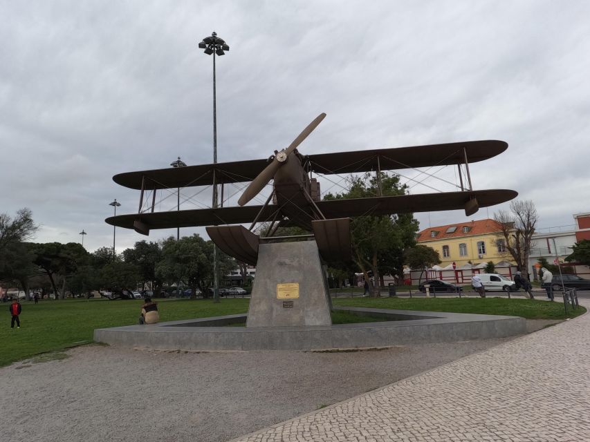 Lisbon:Private guided historical sightseeing Tour by TUK-TUK - Guide quality and what to watch for during the ride