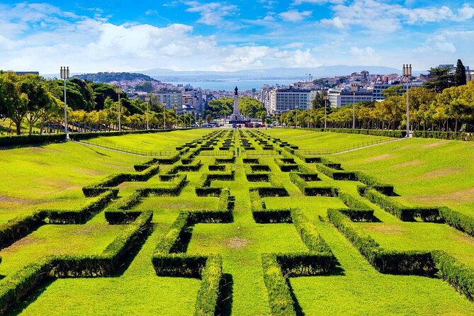 Lisbon Private Half-Day City Tour with Local Driver-Guide - Lisbon Cathedral (Sé de Lisboa) in Alfama: fortress face, layered inside