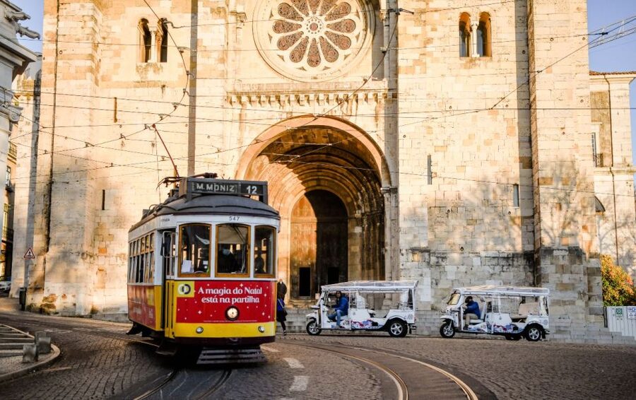 Lisbon: Private Historic Tour by Eco Tuk Tuk - São Vicente de Fora and Santa Engracia: religious Lisbon without long lines