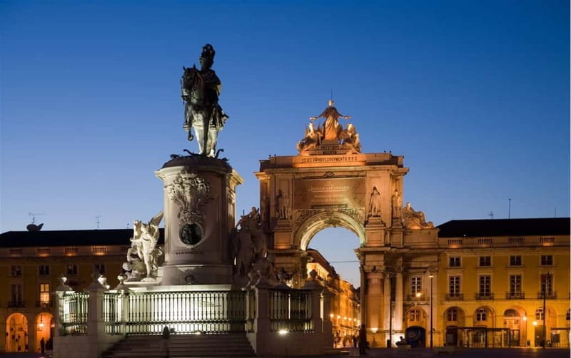 Lisbon: Private Night Tour with Fado Dinner Show - The Final Night Drive Back: Historic Center, Lit Up