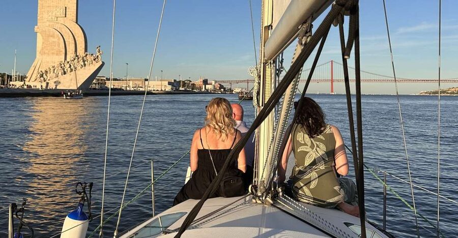 Lisbon: Private sailboat tours on Tagus River - 25 de Abril Bridge and Commerce Square at cruising speed