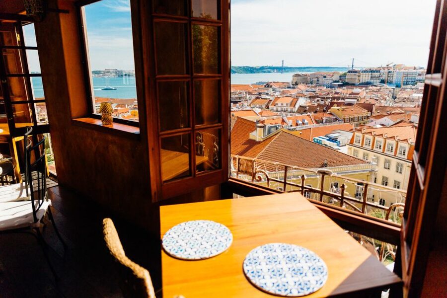 Lisbon: Private Tour with Locals – Highlights & Hidden Gems - Private group in 3 hours, the real reason it feels efficient