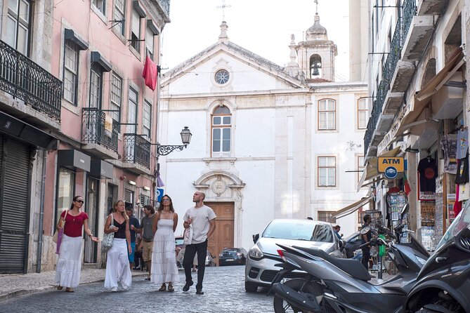 Lisbon's authentic Food and Wine tour with a Winemaker - Stop 2 at Arco de Jesus: walking Rua da Alfândega and Largo do Chafariz de Dentro