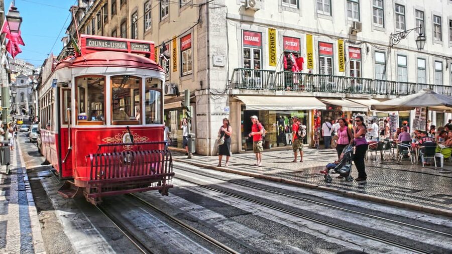 Lisbon's historic old town in a tuk-tuk in German - Key things I’d zero in on