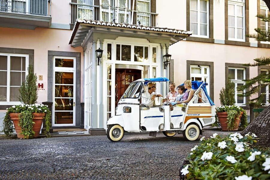 Lisbon's historic old town in a tuk-tuk in German - Lisbon Cathedral (Sé): a quick stop that anchors the old town