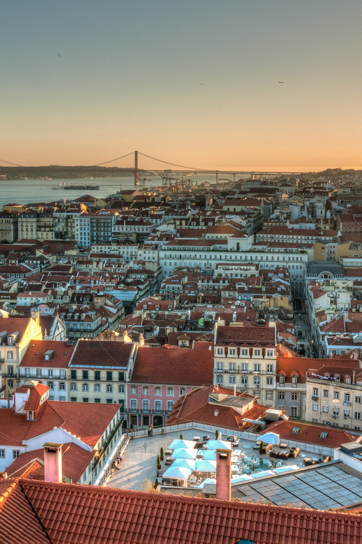 Lisbon's historic old town in a tuk-tuk in German - Miradouros de Santa Luzia and Portas do Sol: why these two stops matter