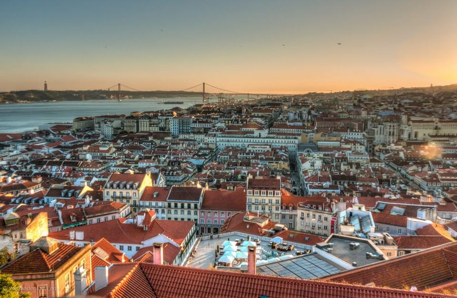 Lisbon's historic old town in a tuk-tuk in German - Mouraria and Graça: where the streets feel personal