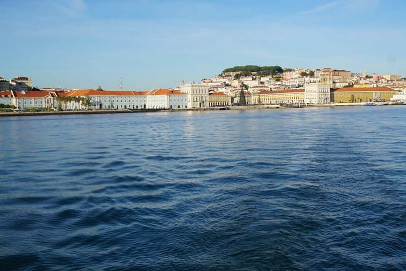 Lisbon: Sailing Boat Tour with Drinks & Pastel de Nata - Drinks, snacks, and Pastéis de Nata, done the Lisbon way
