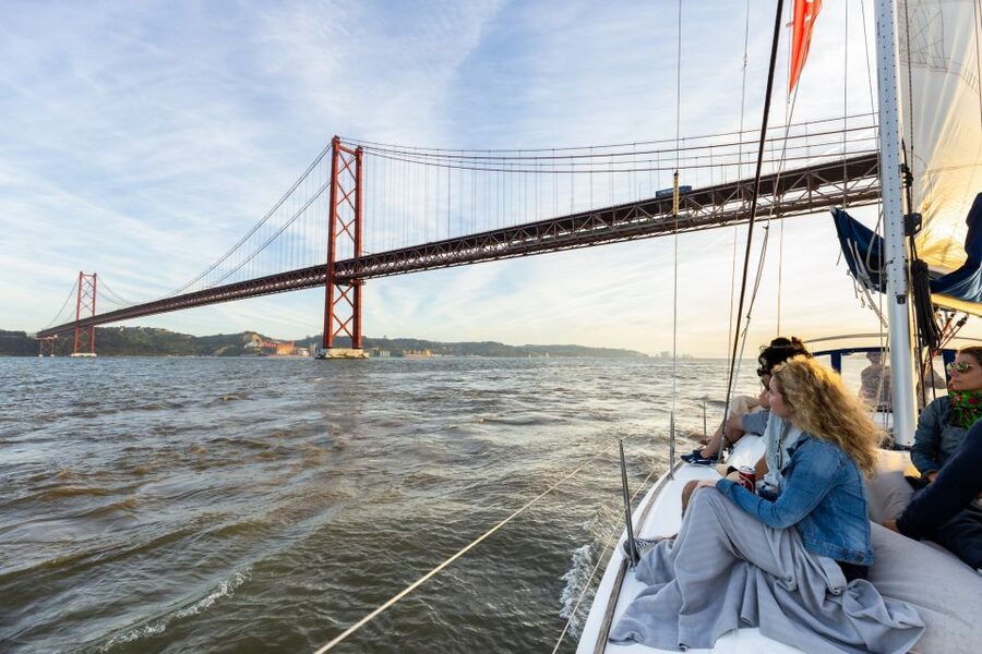 Lisbon: Sailing Tour on the Tagus River - Sailing the 25 de Abril Bridge and the Monument of Discoveries