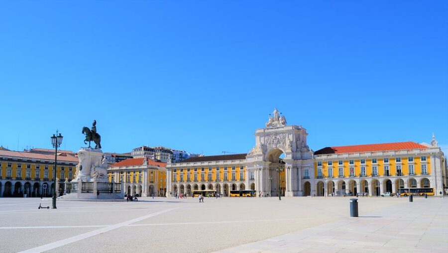 Lisbon: Segway Super Tour - Commerce Square: photo stop, big scene, fast moment