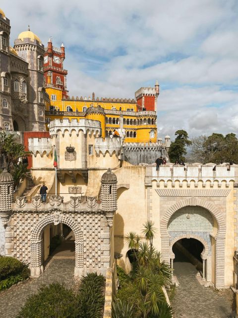Lisbon: Sintra, Pena Palace, Cabo da Roca & Cascais Day Tour - Colares lunch break: a reset between palace time and ocean cliffs