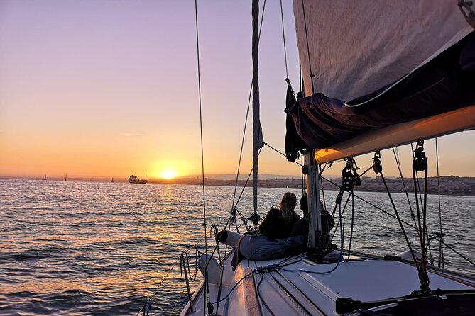 Lisbon Small Group 2h Sunset Sailing- Live Commentary & a Drink - The crew makes the difference: live stories, real details
