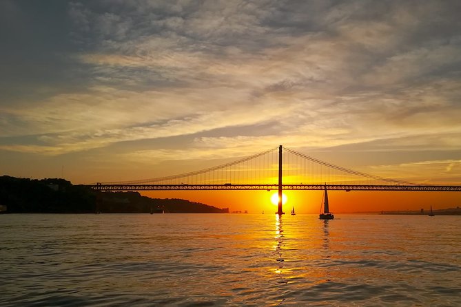 Lisbon Small Group 2h Sunset Sailing- Live Commentary & a Drink - The drink part is simple, but it helps your mood