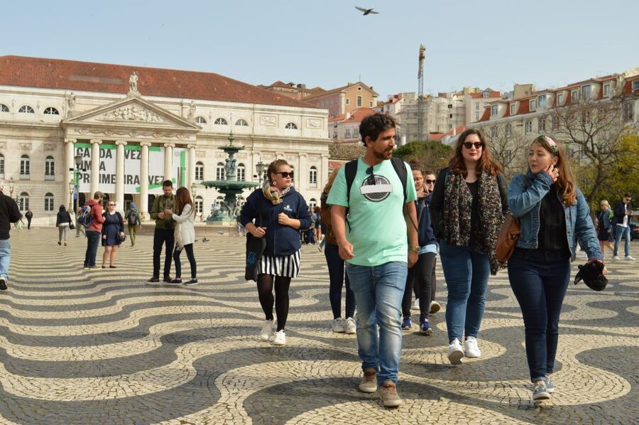Lisbon: Starter Walking Tour to the highlights in German - Chiado and Praça Luís de Camões: everyday Lisbon in a short window