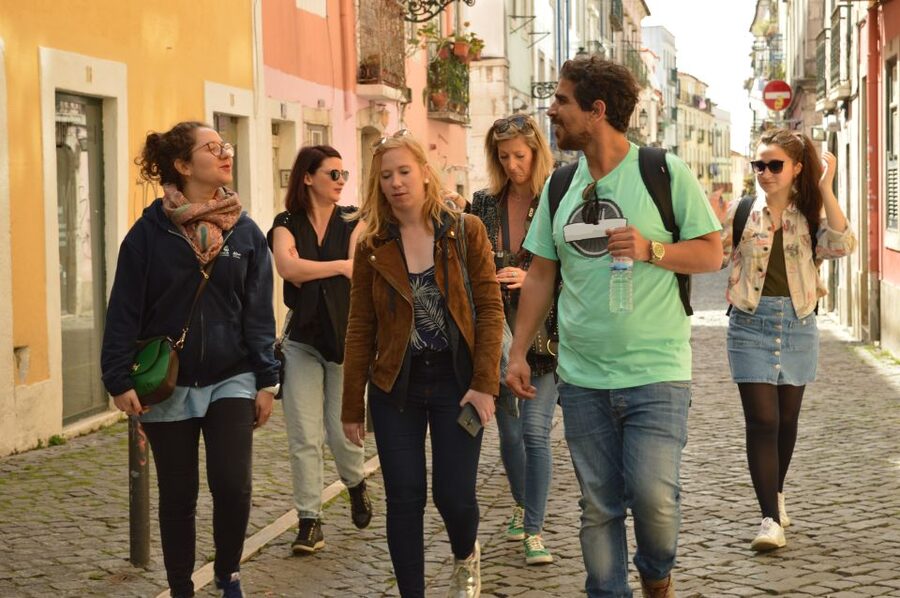 Lisbon: Starter Walking Tour to the highlights in German - Mercado da Ribeira and the Time Out Market Lisboa finish