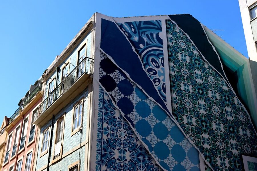 Lisbon: Street Art and Historical Walking Tour - The local guide factor: how safety and storytelling raise the value