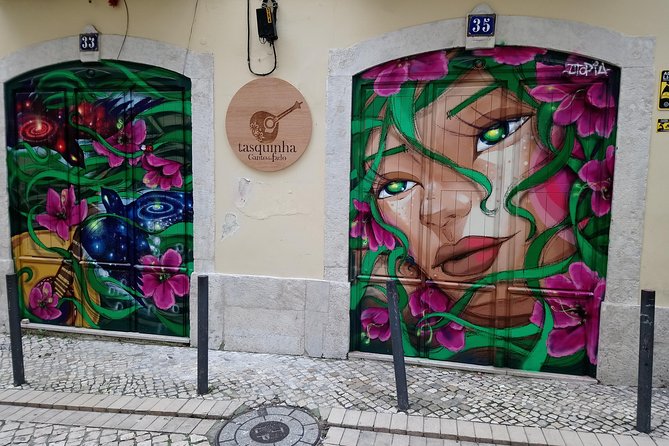 Lisbon Street Art Walk - Mouraria’s Centro Comercial: getting lost in narrow streets, the right way