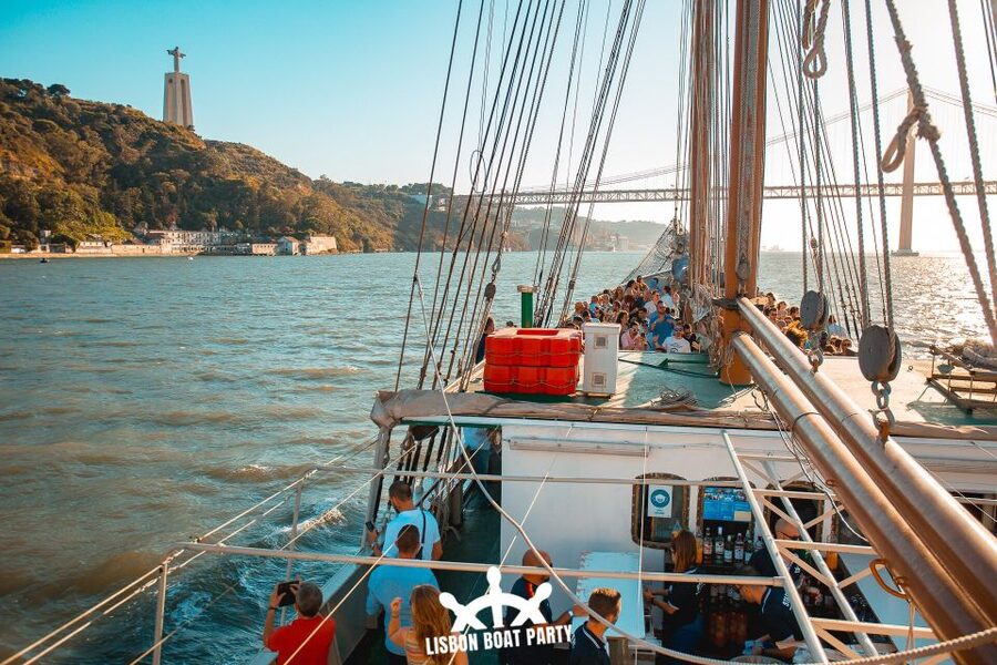 Lisbon: Sunset Boat Party with 2 Drinks and Free Club Entry - Club entry after the cruise: the second act of the night
