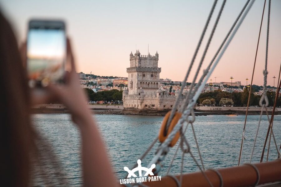 Lisbon: Sunset Boat Party with 2 Drinks and Free Club Entry - Meeting up at Cais da Rocha do Conde de Obidos and finding Principe Perfeito