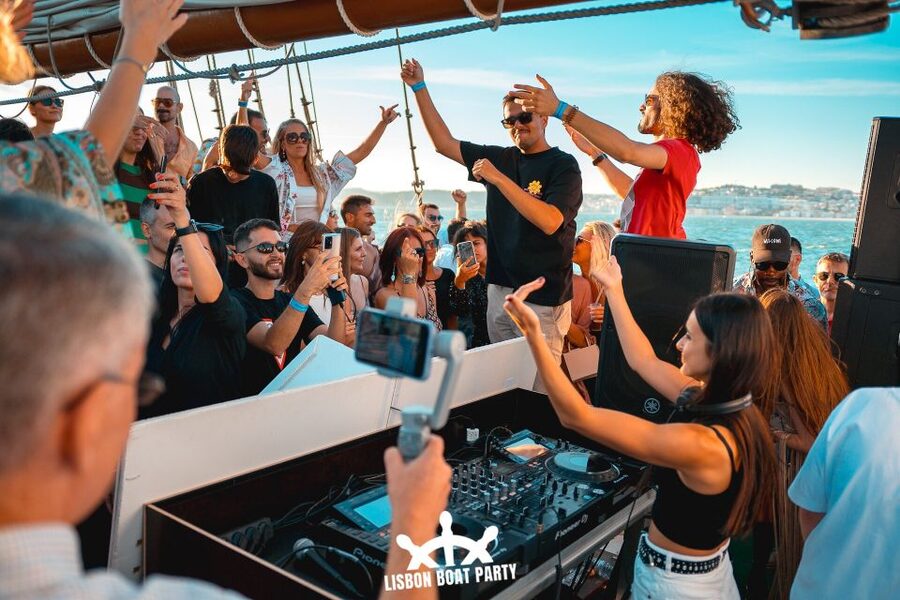Lisbon: Sunset Boat Party with 2 Drinks and Free Club Entry - Onboard bar rules: what you can buy, and what you cannot bring