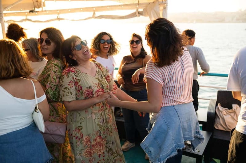 Lisbon: Sunset Boat Tour with Music and Drinks - Drinks, Music, and the Tempo of the Evening