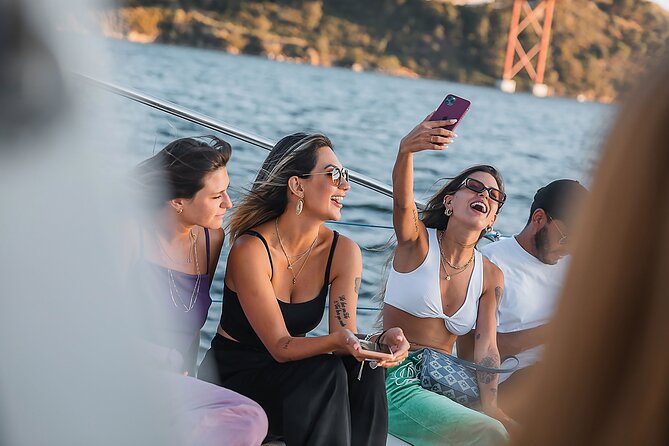 Lisbon : Sunset Catamaran Boat Tour with Music and Drinks - On-board vibes: music, welcome drink, mantas, and seating reality