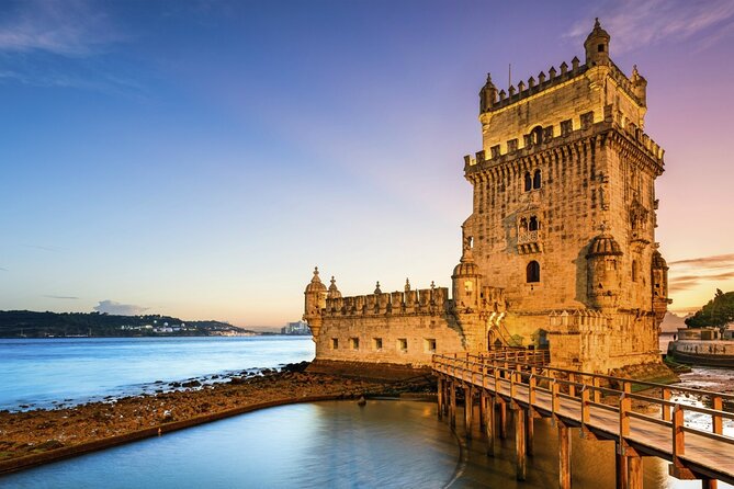 Lisbon : Sunset Catamaran Boat Tour with Music and Drinks - Practical tips for Lisbon sunset success
