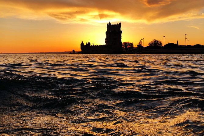 Lisbon: Sunset Cruise With Drinks on Spacious Yacht - The 25 de Abril Bridge sunset moment: river, city, and framing