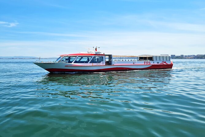 Lisbon Sunset cruise with Welcome Drink and Snack included - Boat comfort: panoramic windows, Wi-Fi, and a roof you can adjust