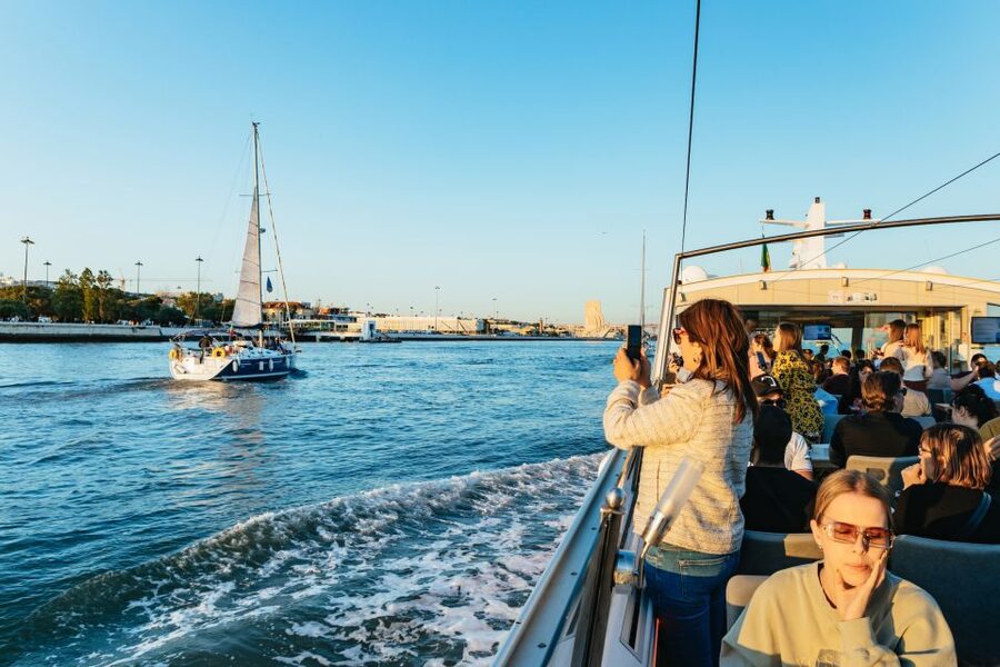 Lisbon: Sunset Cruise with Welcome Drink and Snacks - Welcome drink, snacks, and the onboard cafe