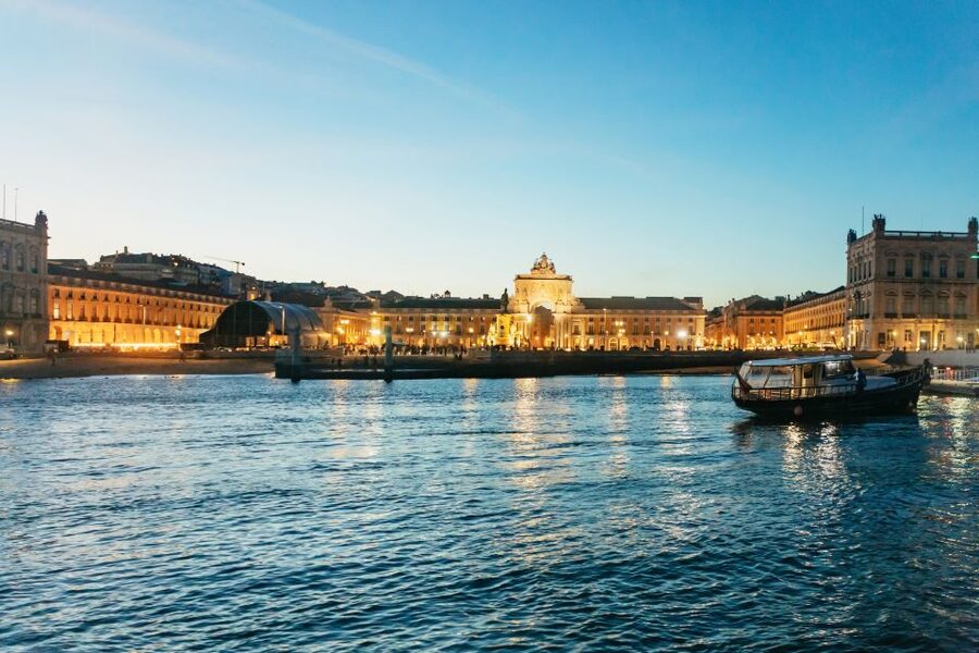 Lisbon: Sunset Cruise with Welcome Drink and Snacks - Digital audio guide: how much context you’ll get