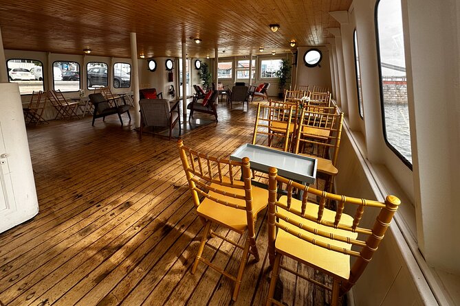 Lisbon: Sunset on board with music & drinks - Christ the King and the 25 de Abril Bridge: the postcard moment