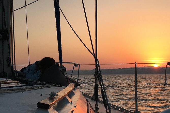 Lisbon Sunset Sailing Tour with White or Rosé Wine and Snacks - The Route Makes Sense: 25 de Abril, Cristo Rei, Belém, and More