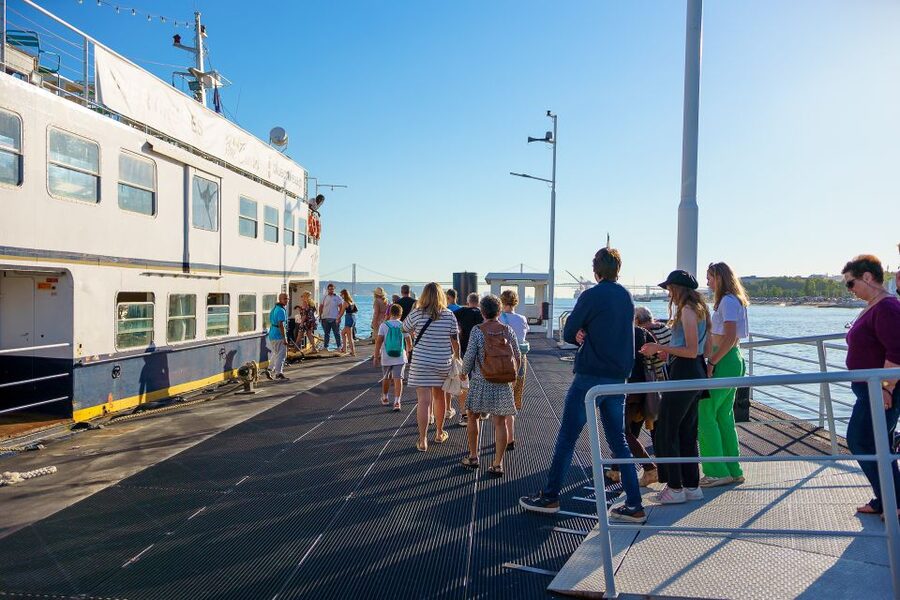 Lisbon: Tagus River Cruise with Welcome Drink - The 25 de Abril Bridge Moment: The Photo You Came For