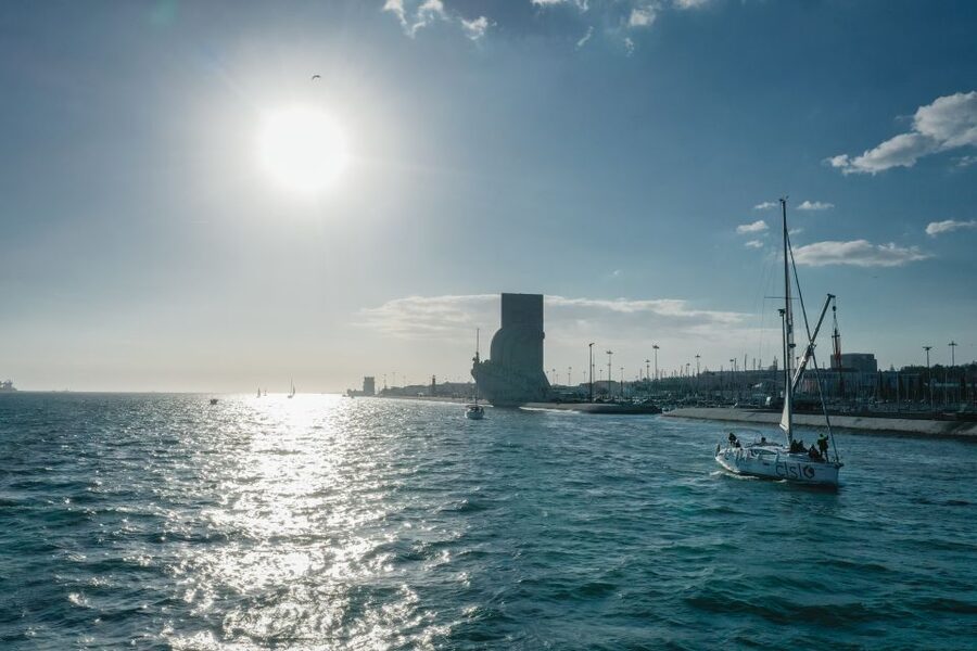 Lisbon: Tagus River Sailboat Tour - Cristo Rei and Commerce Square: big views with a lot of contrast
