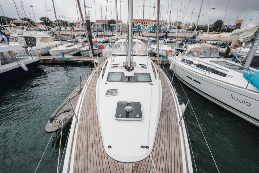 Lisbon: Tagus River Sailboat Tour - Crew and guide energy: what makes it feel easy