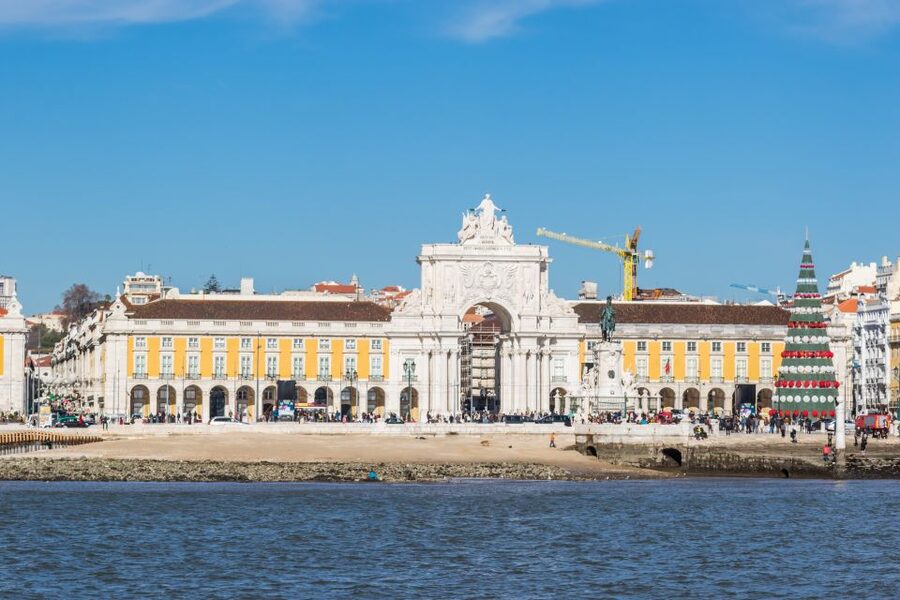 Lisbon: Tagus River Yellow Boat Cruise - Weather, comfort, and photo strategy on a river boat