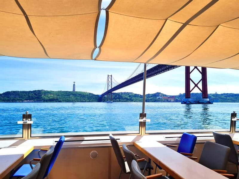 Lisbon: Tejo River Sightseeing Cruise - Getting on board at Praça do Comércio, and picking the right side