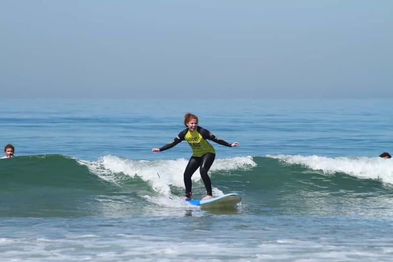 Lisbon: The Surf Instructor - surf lessons with transfer - Praia do Castelo: why this beach works for beginners