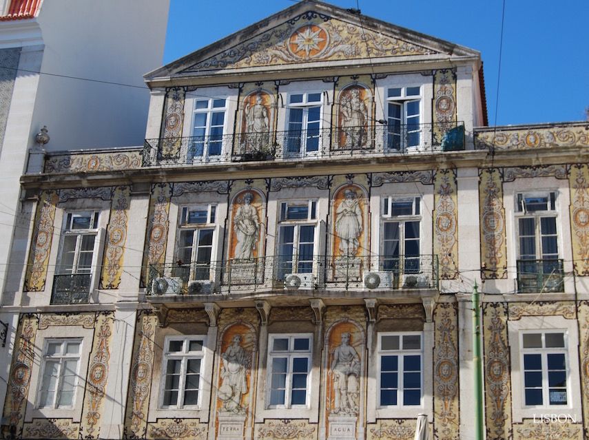 Lisbon Tiles and Tales: Full-Day Tile Workshop and Tour - Tile spotting on the ride back into Lisbon