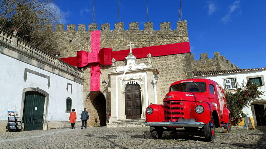 Lisbon: To Porto, Day Trip & Transfer with Stops in 3 Cities - The Óbidos stop: medieval walls, walking time, and a wine tasting break