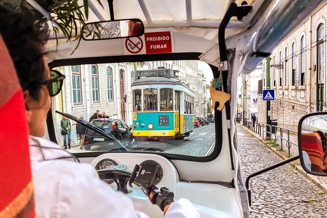 Lisbon tour Oldtown & Viewpoints on a tuktuk - Pickup and meeting: start in Lisbon, not at the curb of a problem