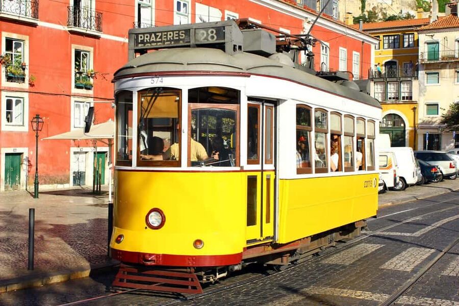 Lisbon Tour: Walled City, Alfama & Viewpoints - Lisbon Cathedral and the Saint Anthony stop: religion, streets, and the human scale