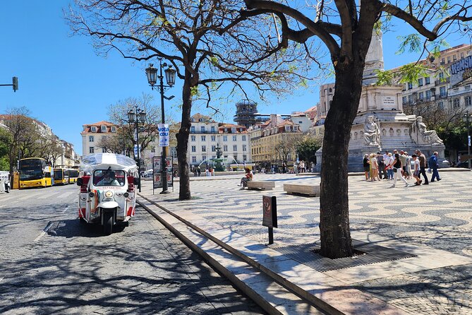 Lisbon Tuk Tuk: Explore Lisbon’s Hidden Treasures 1:30h - Stop 2, Portas do Sol: postcard views plus real street life