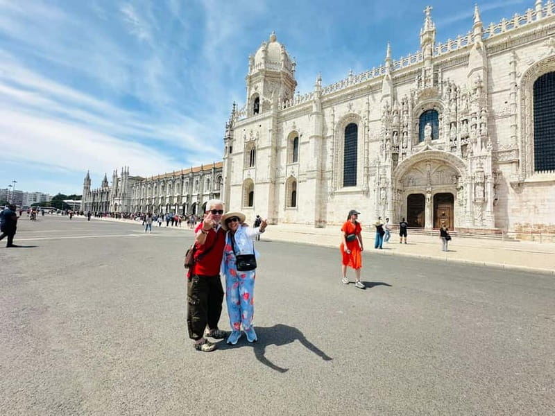 Lisbon Tuk Tuk Tour 1 Hour 30 Min - São Vicente Streets and Santa Engracia for Culture Between the Views