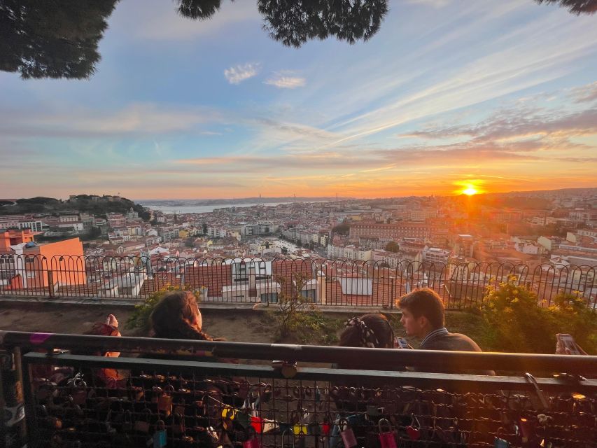 Lisbon: Tuk Tuk with hotel pick up and the best of old city - São Vicente de Fora and Santa Engracia: Historic Stops Between Views